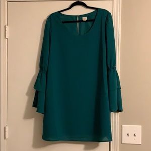 Green bell-sleeved dress